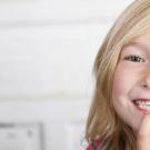 Как вырвать ребенку молочный зуб в домашних условиях без боли: правила удаления и ухода за ранкой Как небольно вырвать молочный зуб