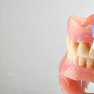 Как правильно ухаживать за съемными зубными протезами в домашних условиях, нужно ли снимать их на ночь?