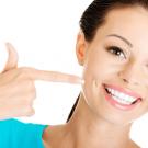 חיוך הוליוודי בחינם: איך להלבין שיניים בבית